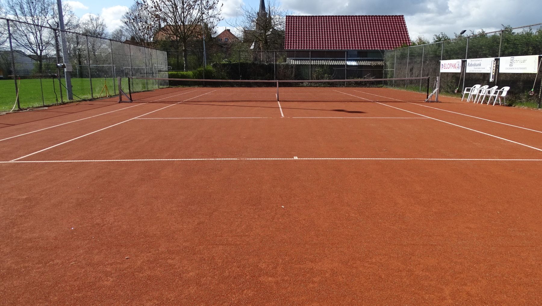 De gravelbaan met het clubgebouw